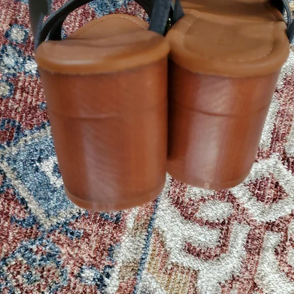 Cushionaire Platform Sandals - Picture 6 of 7